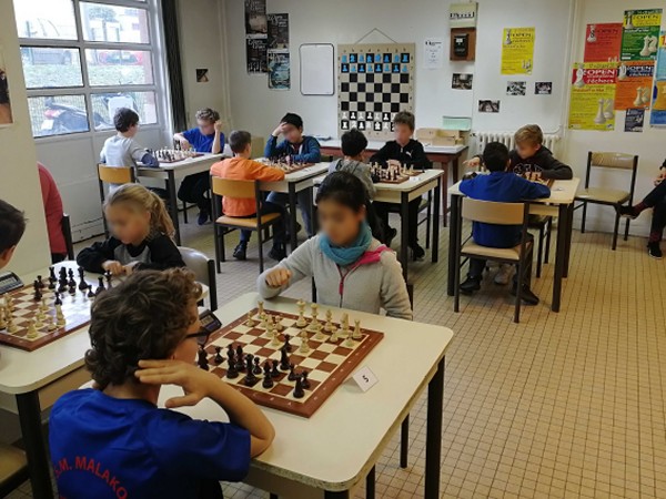 Photo floutée d'enfants jouant aux échecs